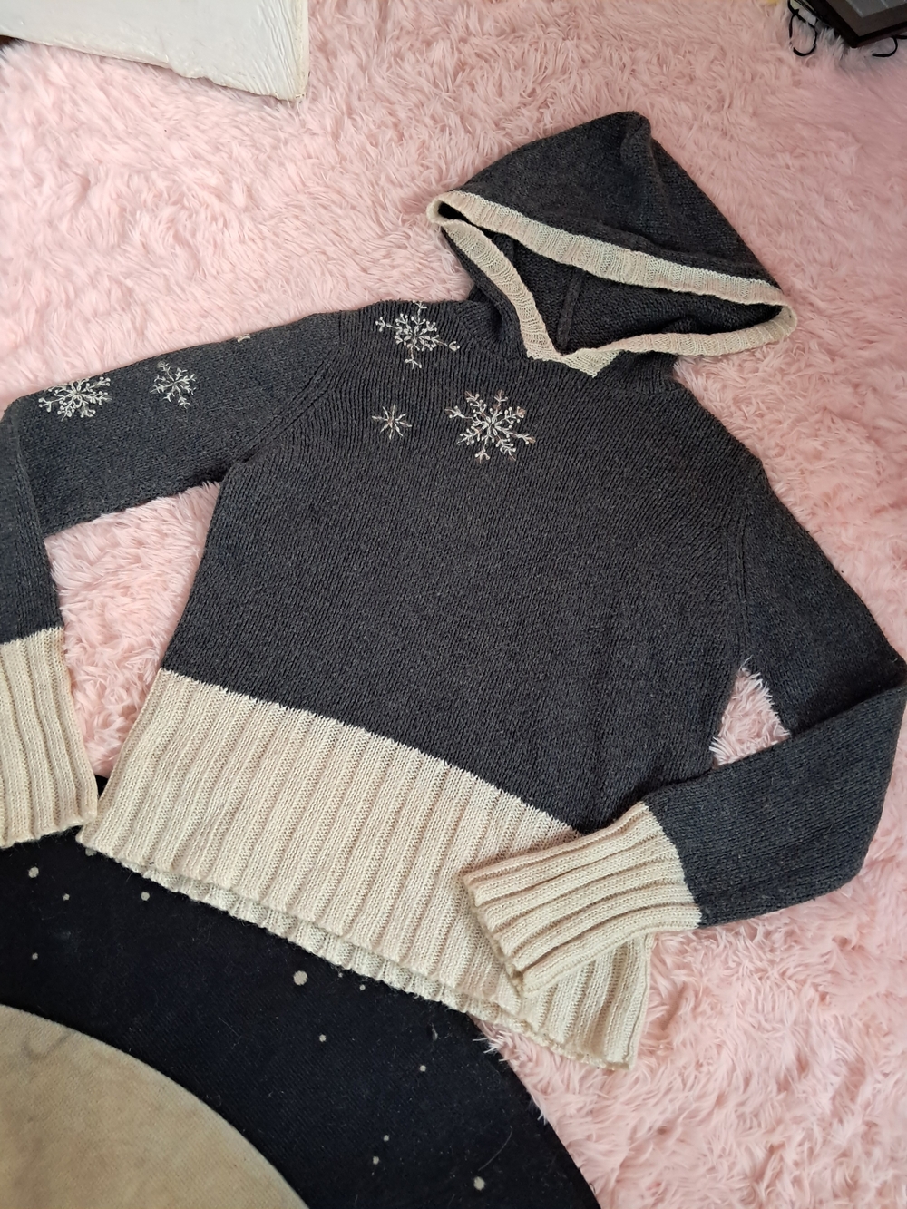 dELiA*s Charcoal Hooded Snowflake Knit Sweater with Cream Trim Late 90s! Vintage